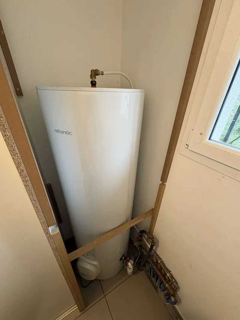 Chauffe-eau électrique vertical installé dans un placard par Allen Plomberie
