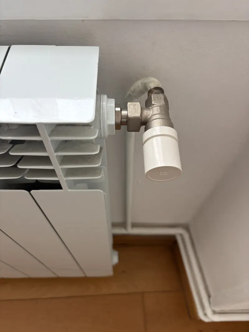 Robinet de radiateur en équerre raccordé à un radiateur aluminium, posé par Allen Plomberie